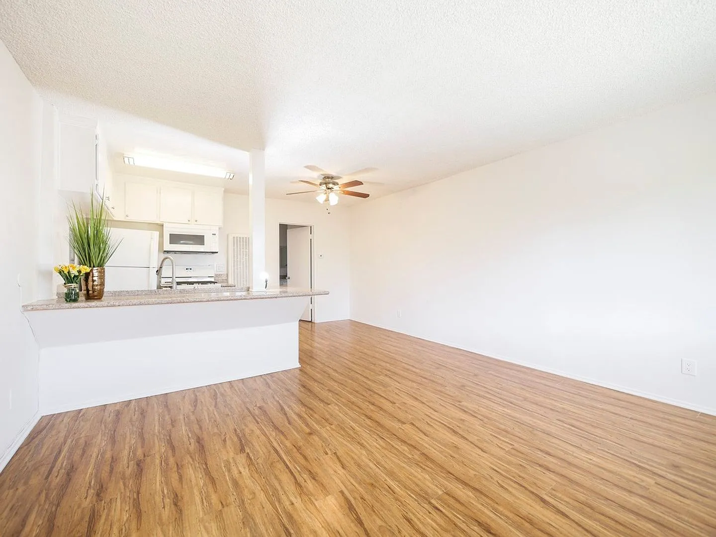 15925 Victory Blvd — Photo 3