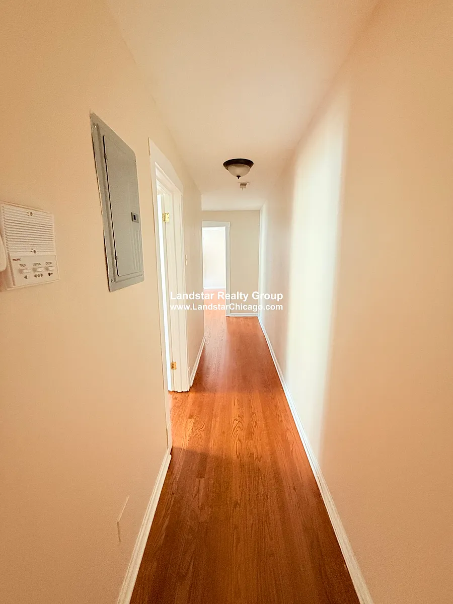 Building Photo - 4453 N Hamlin Ave #3