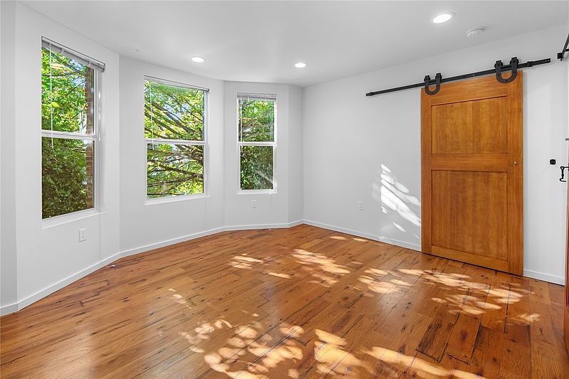 5th image of 1414 E Spring Street