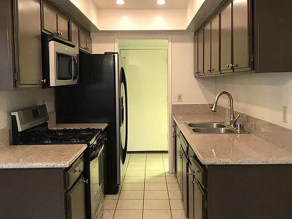 5th image of 5545 Whitsett Ave APT 4