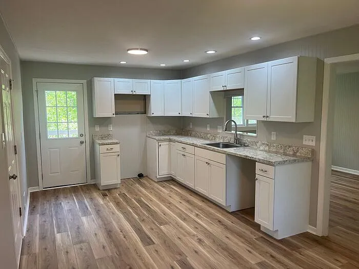 3 bed, 2.0 bath, 1951 sqft, $2,600 — Photo 3