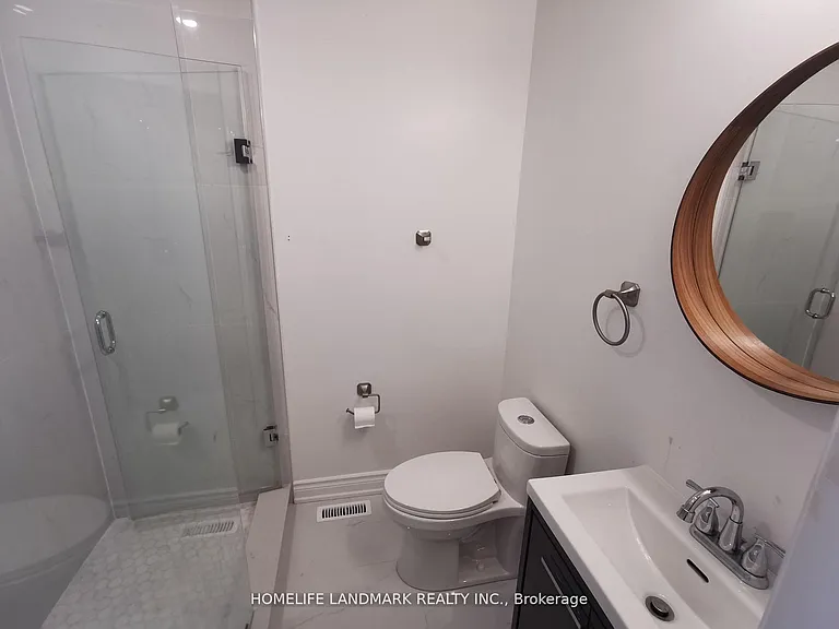 84 Harrington Cres #MIDDLE — Photo 5