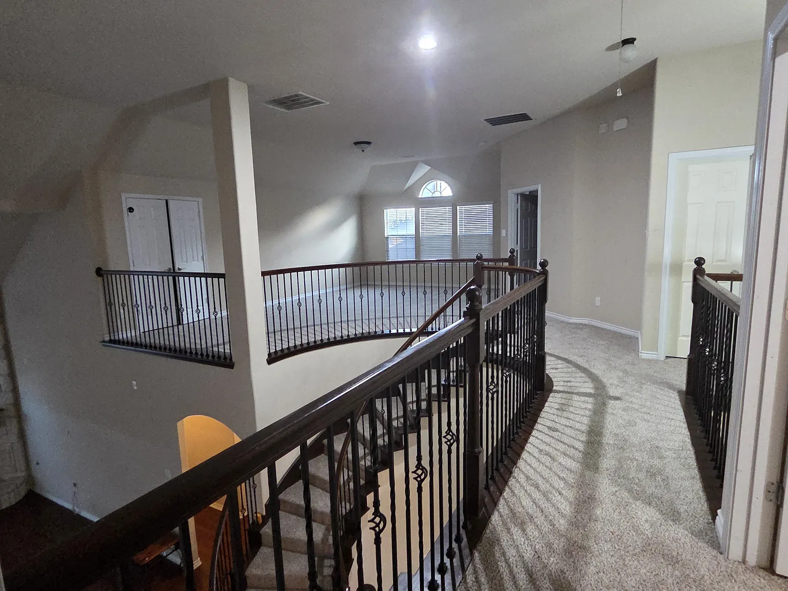 5 bed, 4054 sqft, $3,900 — Photo 4