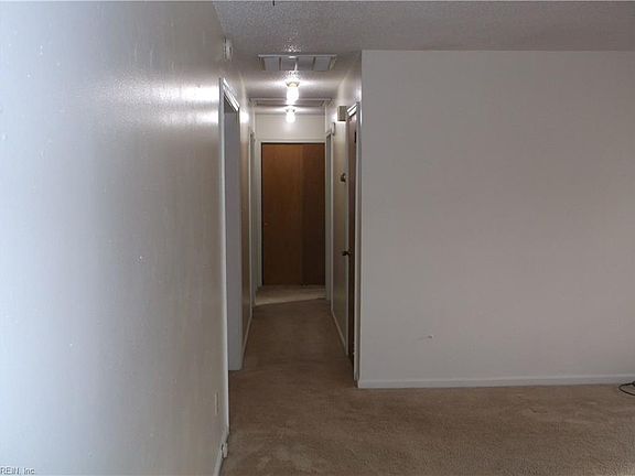 4th image of 232 Woodbury Ct