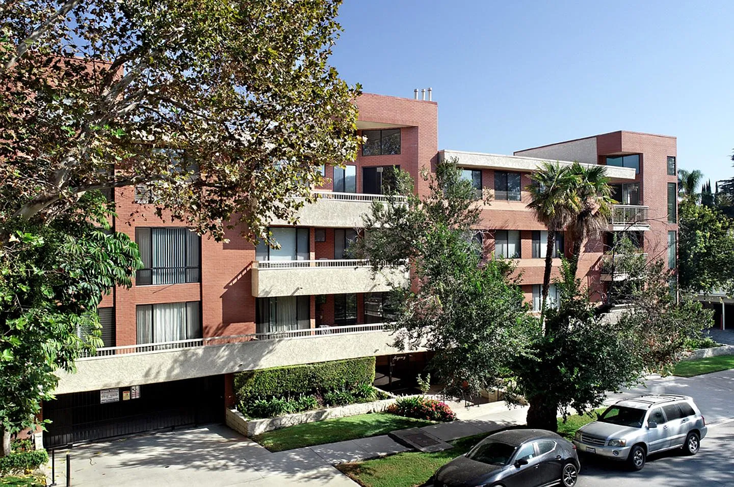 2 bed, 1864 sqft, $4,400 — Photo 2
