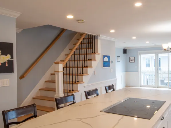 2 Denmark Ln, Needham, MA 02492