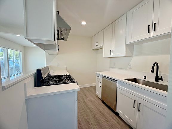 3rd image of 410 E Cherry Ave