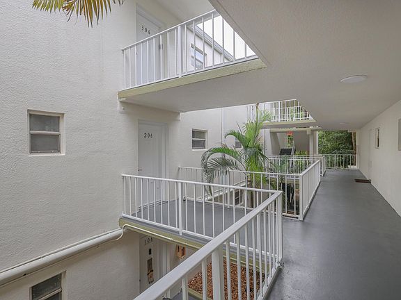 3rd image of 4205 N University Dr APT 206