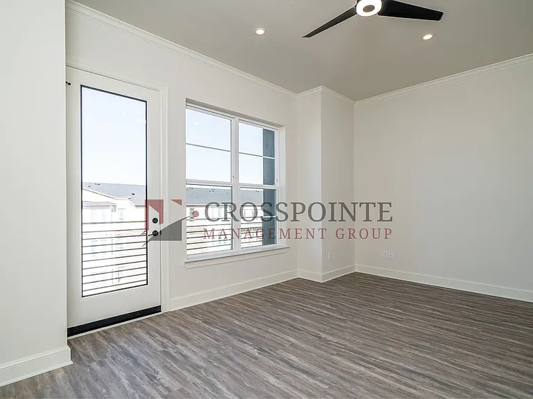 554 W Erwin — Photo 17