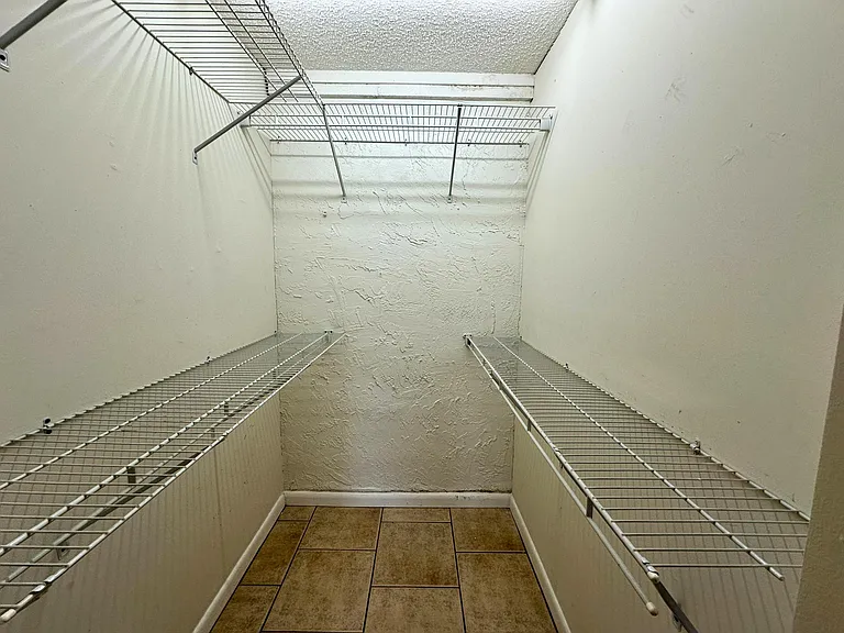 176 N Roscoe Blvd — Photo 10
