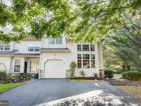 134 Green Valley Cir, Dresher, PA 19025