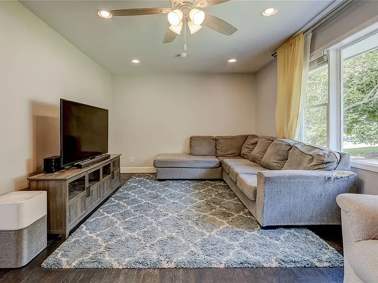 1848 Winthrop Dr SE — Photo 6