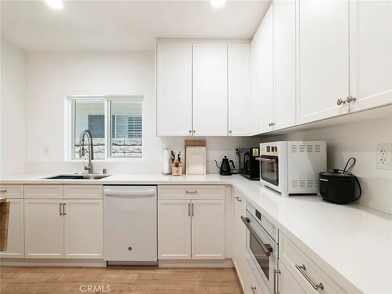 10018 Cozycroft Ave — Photo 6