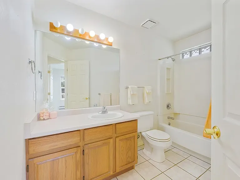 712 E Harbor Cir — Photo 17