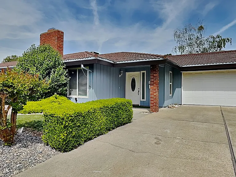 6830 Harmon Dr — Photo 4