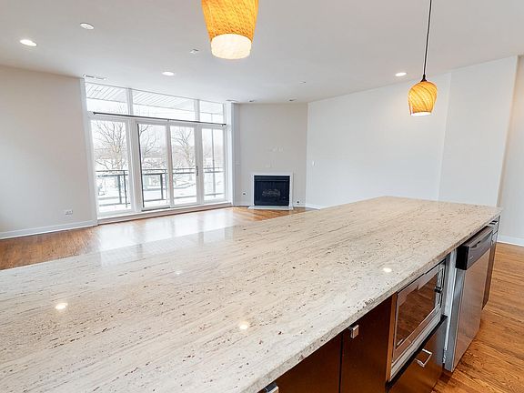 4th image of 4318 N California Ave #403