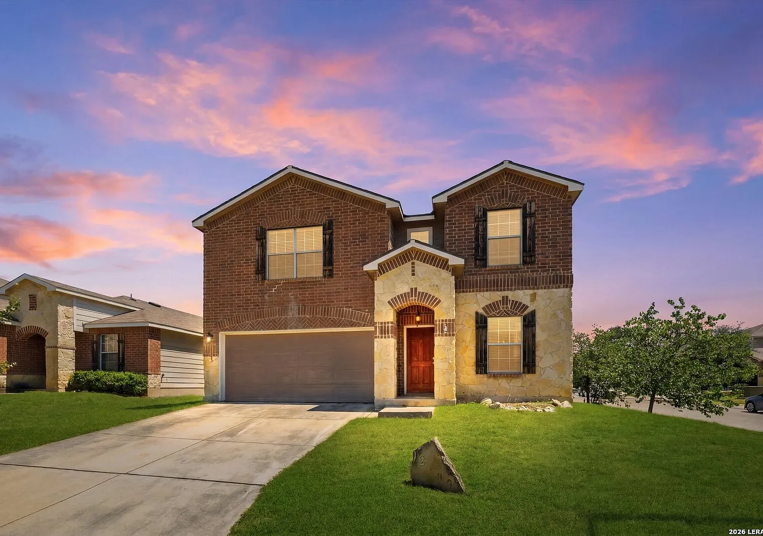 3 bed, 2.5 bath, 2307 sqft, $2,000 — Photo 1