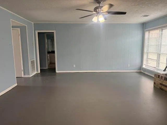5 bed, 2.5 bath, 3005 sqft, $2,400 — Photo 3