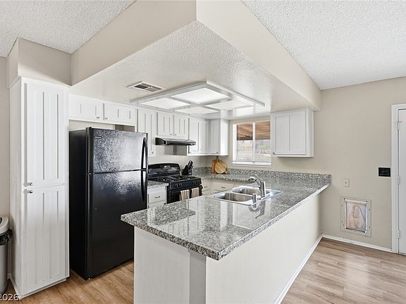 4th image of 516 Summit Dr