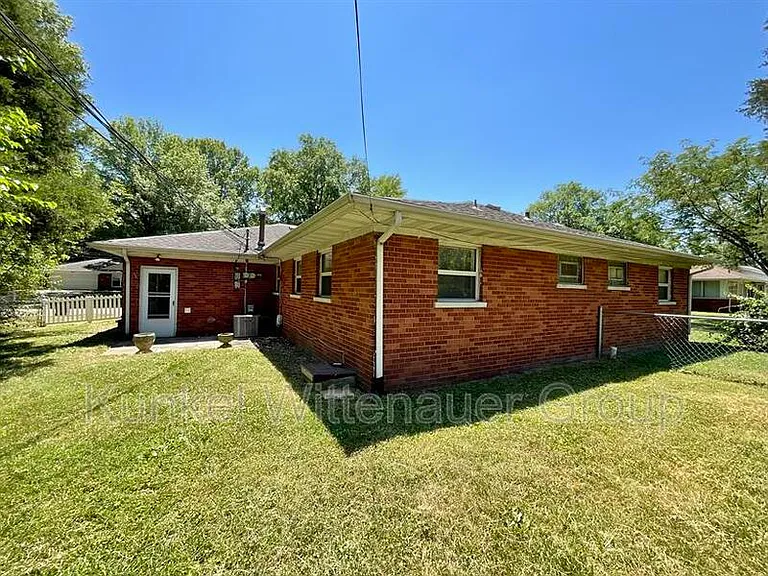 1715 Menard Dr — Photo 2