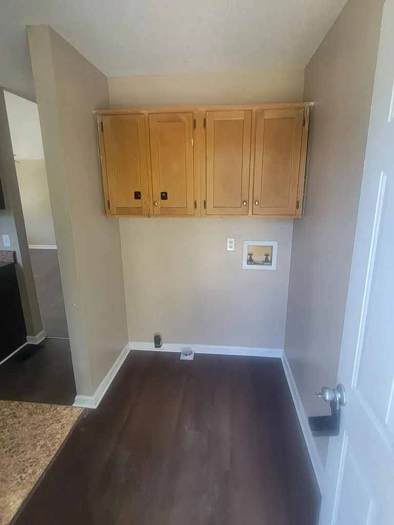 3 bed, 1050 sqft, $2,100 — Photo 2