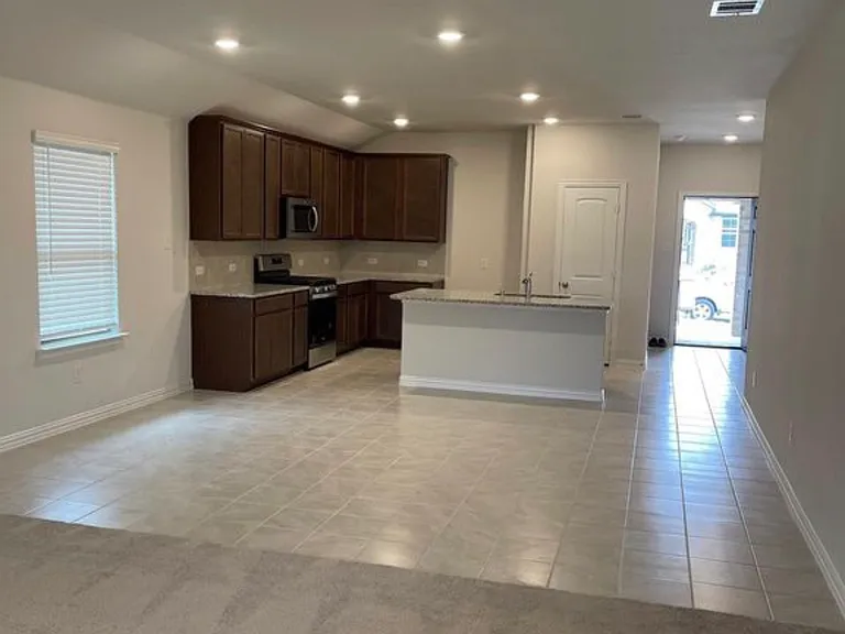 1808 Briar Hill Dr — Photo 3