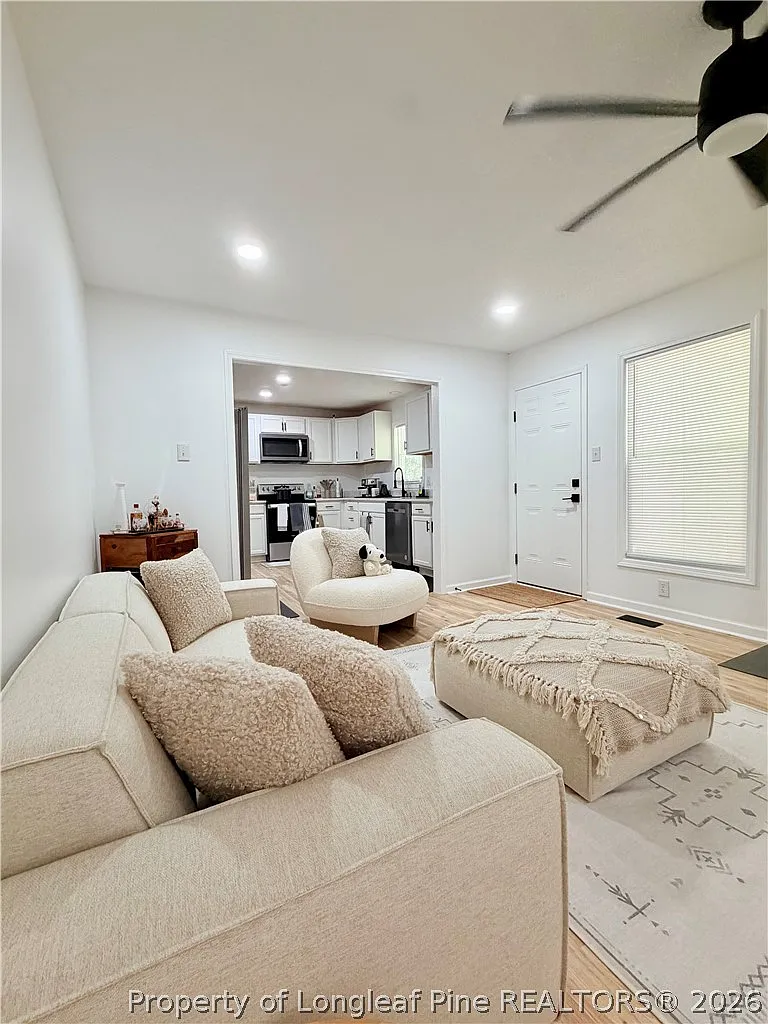 3 bed, 2.0 bath, 1613 sqft, $1,700 — Photo 2