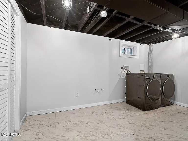 5 Lois Ave — Photo 3