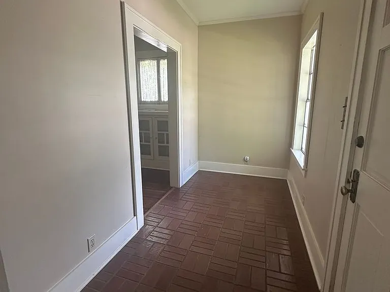 559 Gladstone Blvd — Photo 2