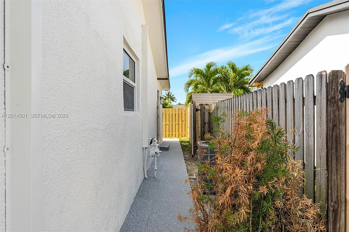 Building Photo - 9720 NW 24th Pl #B
