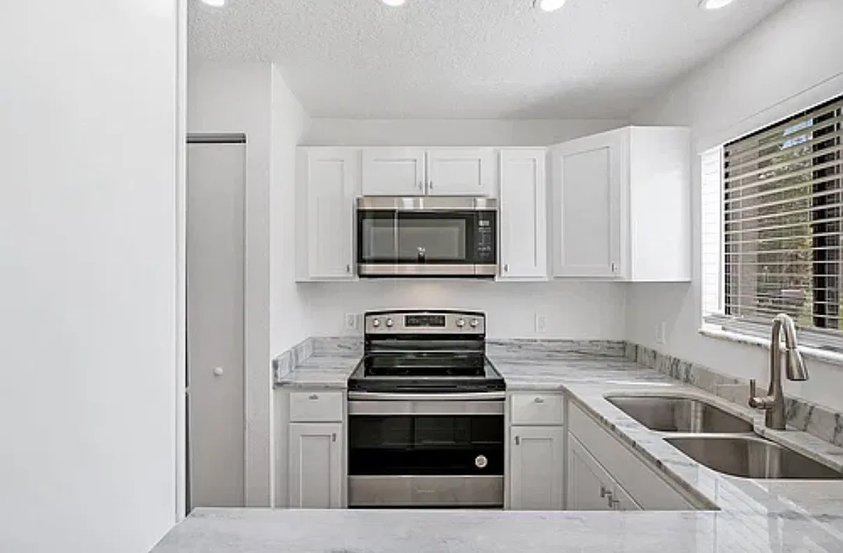 2 bed, 800 sqft, $2,100 — Photo 3