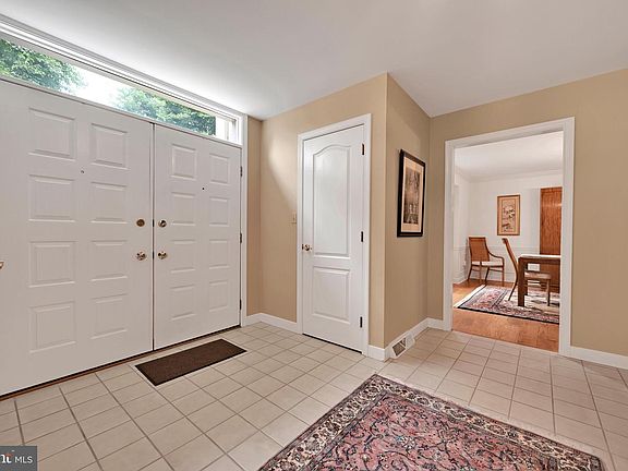 3rd image of 1318 Beaconfield Ln