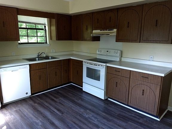 3rd image of 428 Sioux Trl