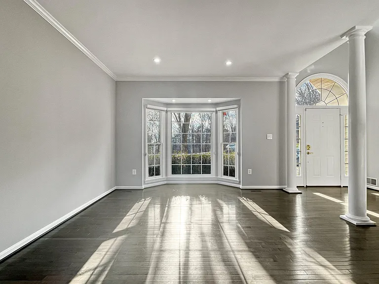214 W Locust St — Photo 3