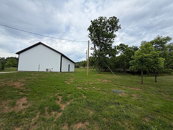 4th image of 812 White Ln