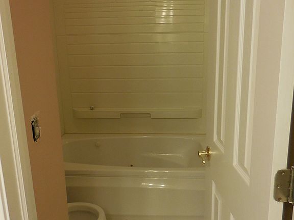 5th image of 1994 Tall Oaks Dr APT 3A
