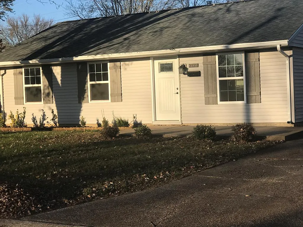 2123 W Surrey Dr photo 1