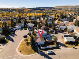 2 W Barrett Pl, Cochrane, AB T4C1J5