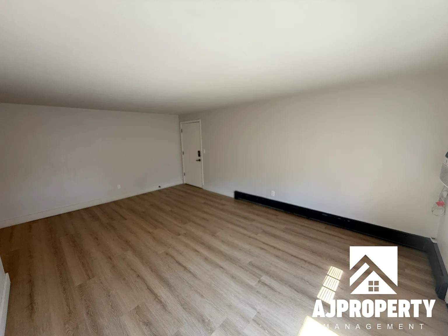 219 S Menlo Ave — Photo 2