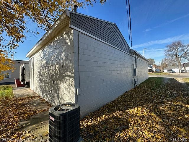 2nd image of 1612 Lapeer Ave