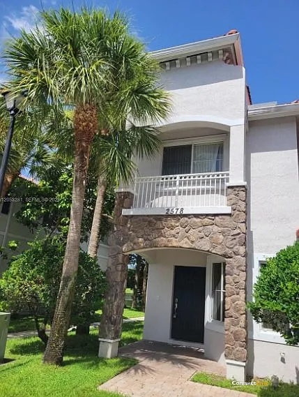 3 bed, 2.0 bath, 1306 sqft, $2,500 — Photo 2