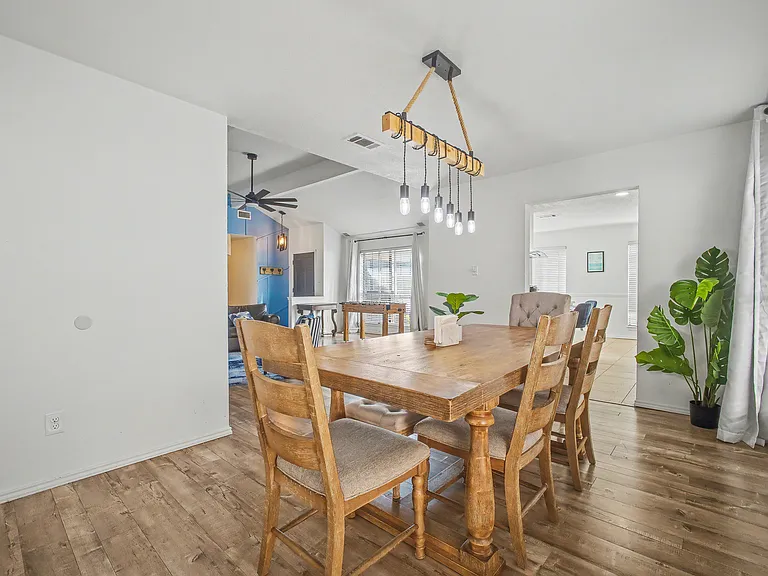 913 Sandhurst Dr — Photo 15