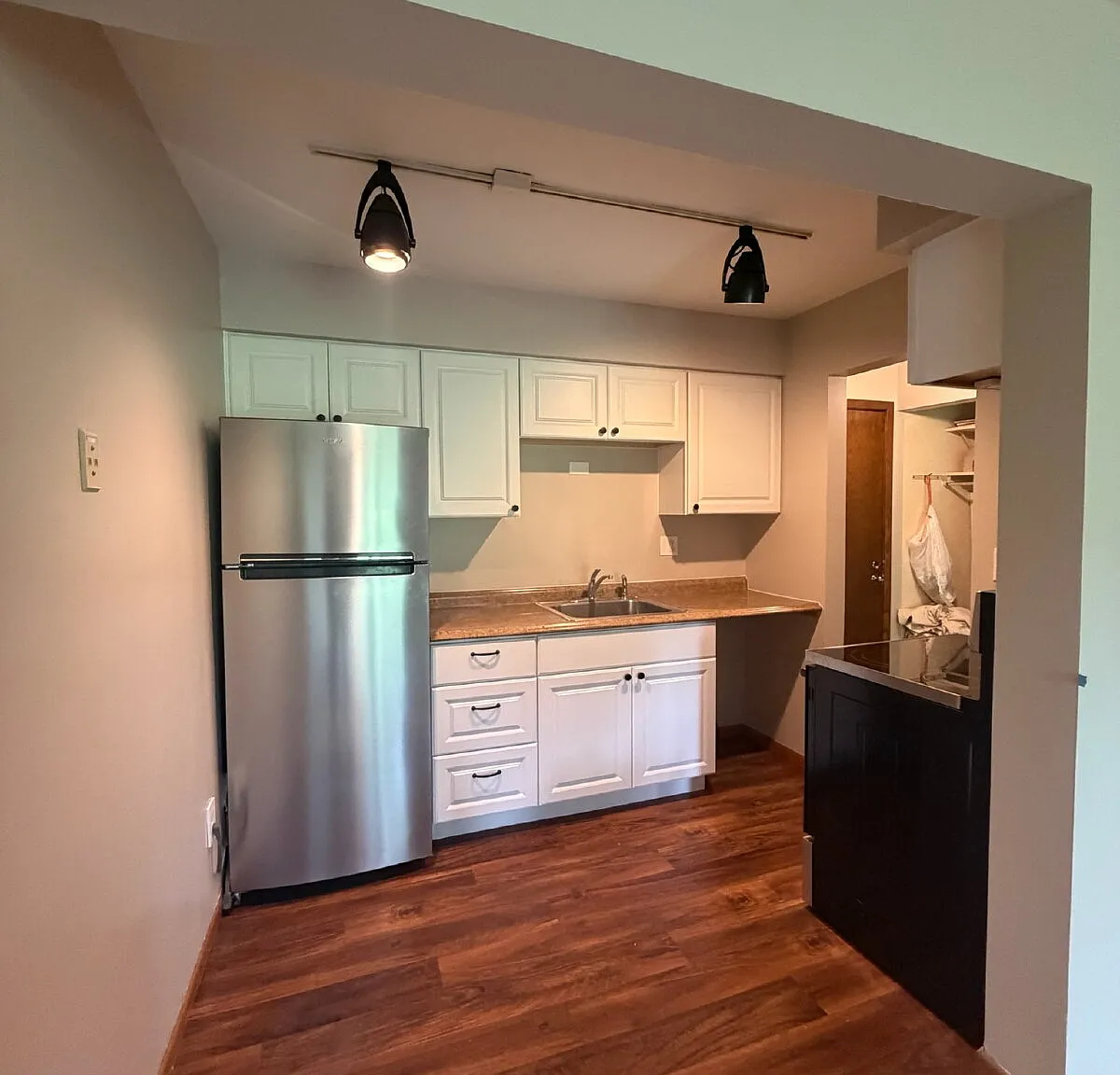 1 bed, 1.0 bath, 523 sqft, $1,199 — Photo 2