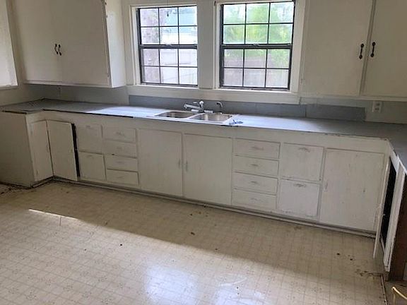 3rd image of 405 S Holly St