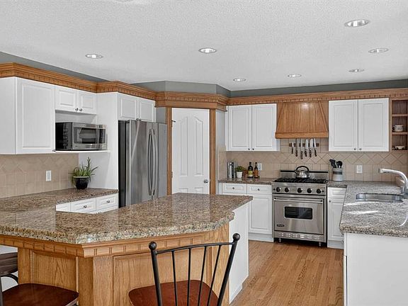 4th image of 134 Schiller Cres NW