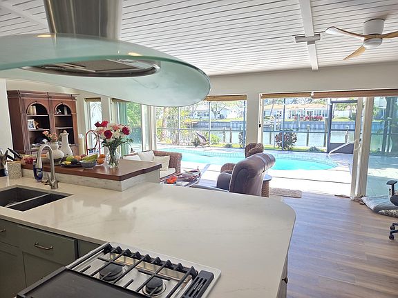 Fully opening rear doors to open up living area to lanai space