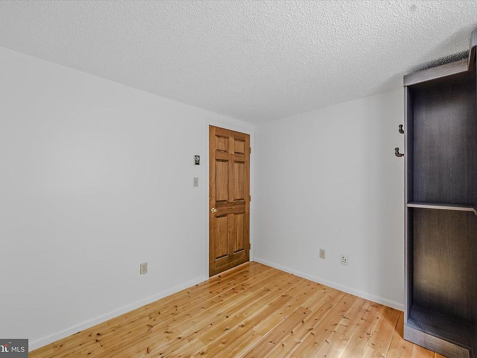13th image of 494 Glenwood Ln
