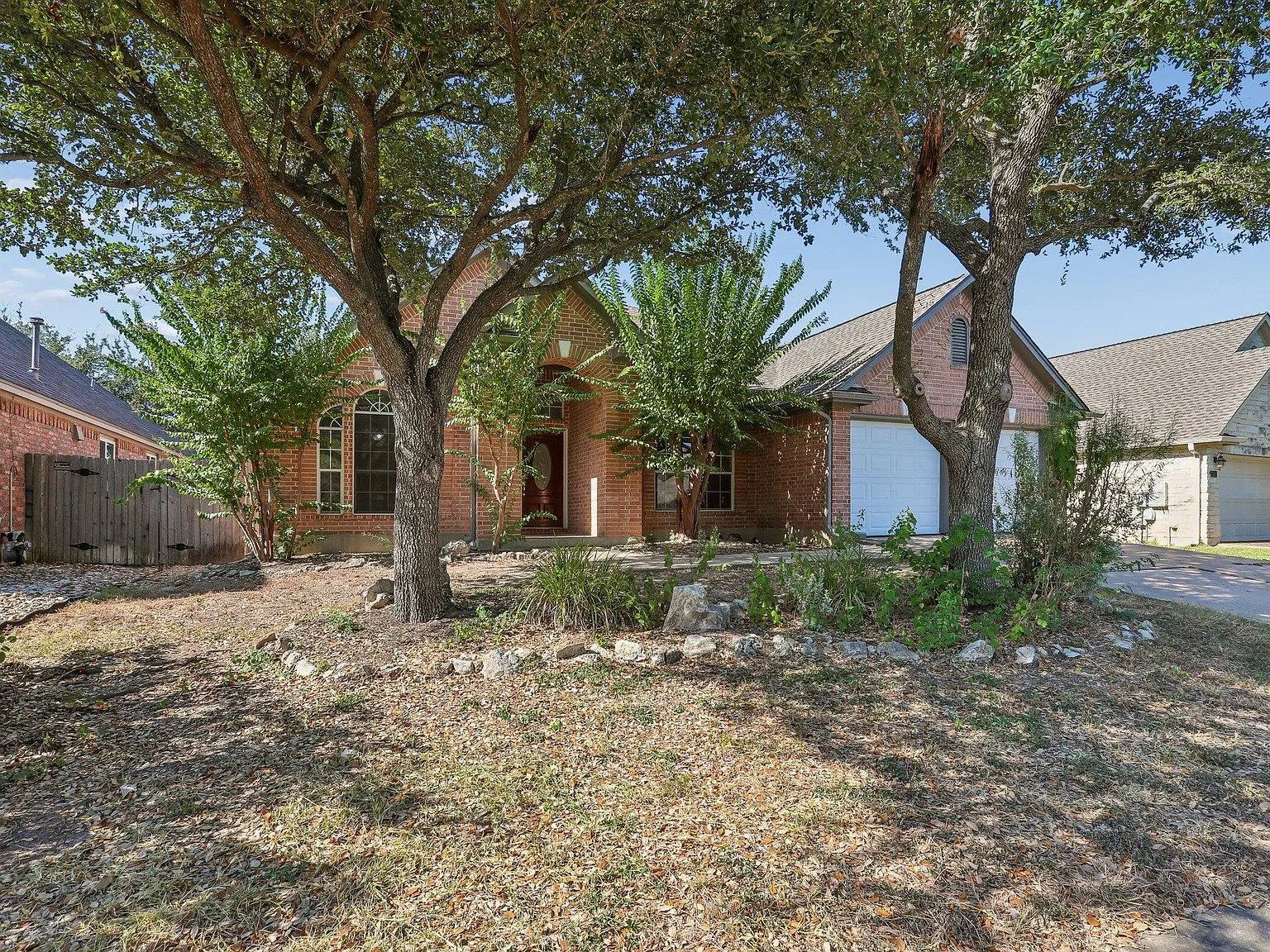 4 bed, 2.5 bath, 2453 sqft, $2,400 — Photo 2