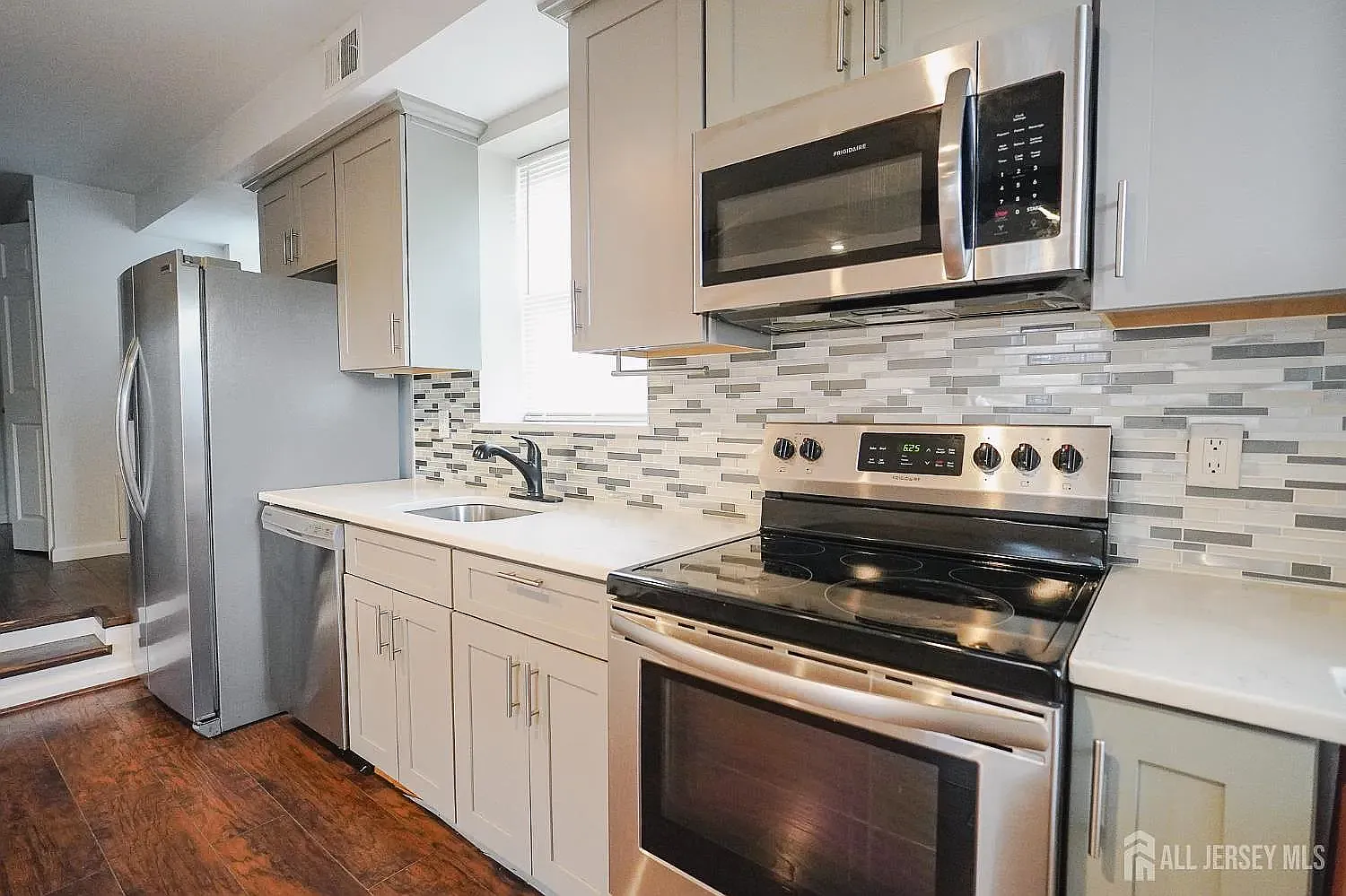 1 bed, 650 sqft, $1,900 — Photo 2