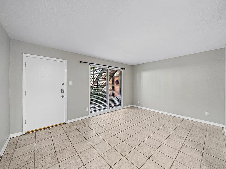1016 E 7th St #7 — Photo 6